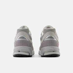 2002R trainer concrete and harbour grey by New Balance. EQVVS WOMEN.