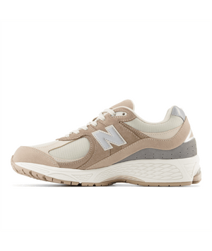 2002R trainer in driftwood & sandstone