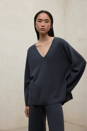 Begonia V neck knit in storm blue