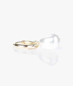 Periaa pearly chain huggie in gold